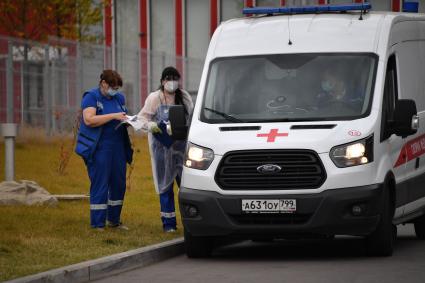 Москва. Бригада скорой медицинской помощи у медицинского центра `Новомосковский` в Коммунарке, куда госпитализируют пациентов с подозрением на коронавирус COVID-19.