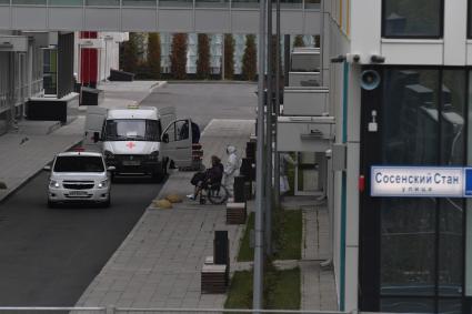 Москва. Бригада скорой медицинской помощи у медицинского центра `Новомосковский` в Коммунарке, куда госпитализируют пациентов с подозрением на коронавирус COVID-19.