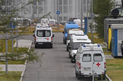 Москва. Автомобили скорой помощи у медицинского центра `Новомосковский` в Коммунарке.