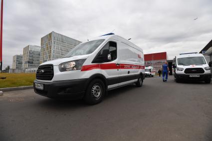 Москва. Автомобили скорой помощи у медицинского центра `Новомосковский` в Коммунарке.