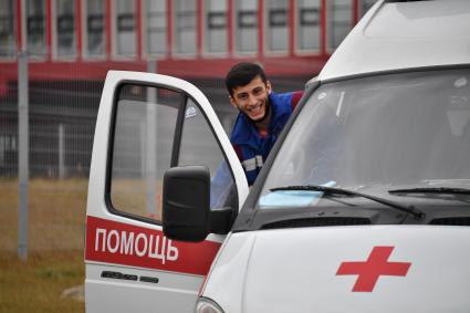 Москва.  Сотрудник скорой медицинской помощи садиться в автомобиль.