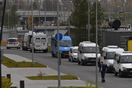 Москва. Автомобили скорой помощи у медицинского центра `Новомосковский` в Коммунарке.