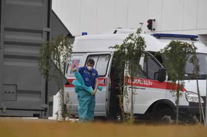 Москва. Сотрудник скорой медицинской помощи у медицинского центра `Новомосковский` в Коммунарке, куда госпитализируют пациентов с подозрением на коронавирус COVID-19.