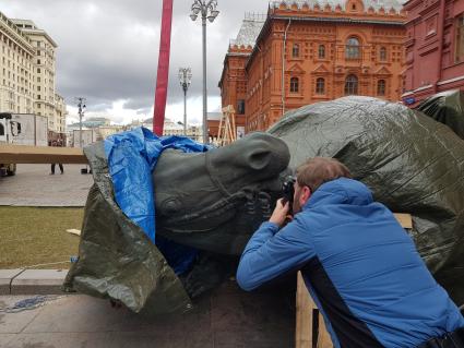 Москва. Во время демонтажа старого и установки временного памятника маршалу Георгию Жукову на Манежной площади.