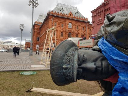 Москва. Во время демонтажа старого и установки временного памятника маршалу Георгию Жукову на Манежной площади.