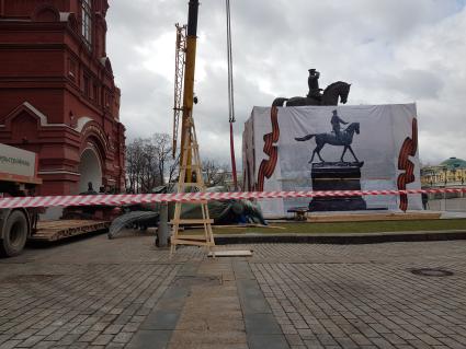 Москва. Во время демонтажа старого и установки временного памятника маршалу Георгию Жукову на Манежной площади.