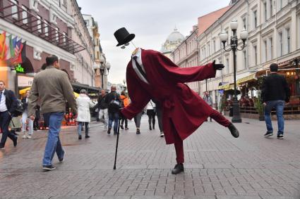 Москва.  Горожане на Старом Арбате.