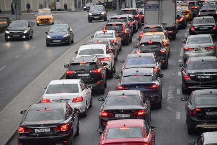 Москва. Автомобильное движение на одной из улиц города.