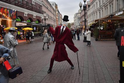 Москва.  Горожане на Старом Арбате.