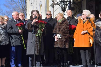 Москва. Председатель комитета Госдумы РФ по региональной политике и проблемам Севера и Дальнего Востока Николай Харитонов (слева), заместитель председателя комитета Госдумы РФ по федеративному устройству и вопросам местного самоуправления Валентина Терешкова (третья слева), вдова И.Кобзона Нелли Кобзон (третья справа), его сын Андрей Кобзон (второй справа) и диктор, телеведущая Анна Шатилова (справа) на открытии мемориальной доски певцу, депутату Государственной думы РФ Иосифу Кобзону на фасаде здания Российской академии музыки имени Гнесиных.