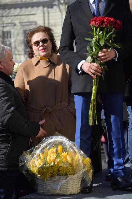 Москва. Сестра И.Кобзона Гелена Кандель на открытии мемориальной доски певцу, депутату Государственной думы РФ Иосифу Кобзону на фасаде здания Российской академии музыки имени Гнесиных.