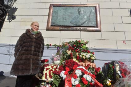 Москва. Вдова И.Кобзона Нелли Кобзон на открытии мемориальной доски певцу, депутату Государственной думы РФ Иосифу Кобзону на фасаде здания Российской академии музыки имени Гнесиных.