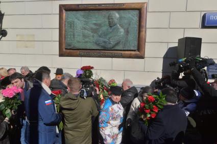 Москва. Церемония открытия мемориальной доски певцу, депутату Государственной думы РФ Иосифу Кобзону на фасаде здания Российской академии музыки имени Гнесиныхеремония.