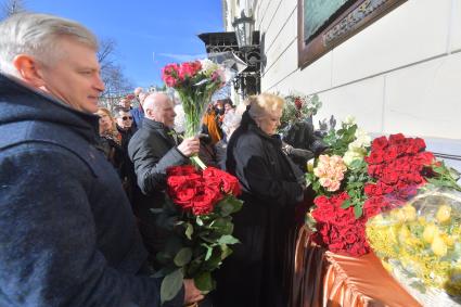 Москва. Актриса, вице-президент Гильдии актеров театра и кино России Наталия Дрожжина на открытии мемориальной доски певцу, депутату Государственной думы РФ Иосифу Кобзону на фасаде здания Российской академии музыки имени Гнесиных.