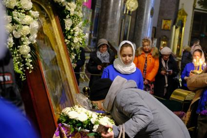 Санкт-Петербург. Верующая прикладывается к мощам святого Иоанна Крестителя в Казанском кафедральном соборе.