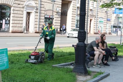 Москва косят траву газоны