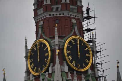 Москва. Строительные леса около Спасской башни Московского Кремля во время плановой замены колоколов.