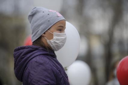 Екатеринбург. Девочка в медицинской маске, во время открытия сквера им.Орджоникидзе после его реконструкции