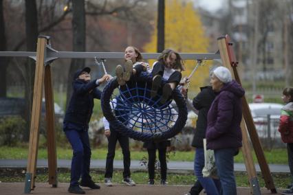 Екатеринбург. Детская площадка на территории сквера им.Орджоникидзе открытого после реконструкции