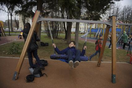 Екатеринбург. Детская площадка на территории сквера им.Орджоникидзе открытого после реконструкции