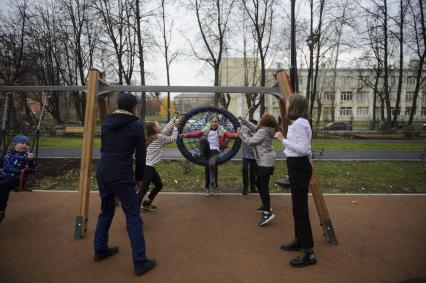 Екатеринбург. Детская площадка на территории сквера им.Орджоникидзе открытого после реконструкции