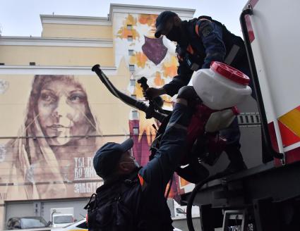 Москва. Сотрудники специального подразделения МЧС РФ `Лидер ` проводят дезинфекцию на Курском вокзале в рамках мер по борьбе с распространением коронавирусной инфекции.