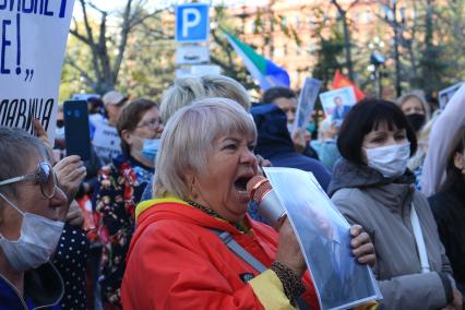 Хабаровск. Участники несанкционированного митинга в поддержку бывшего губернатора Хабаровского края Сергея Фургала, арестованного по делу об организации убийств и попытки убийства. Митинг прошел у здания правительства Хабаровского края.