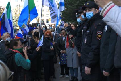 Хабаровск. Полицейские и участники несанкционированного митинга в поддержку бывшего губернатора Хабаровского края Сергея Фургала, арестованного по делу об организации убийств и попытки убийства. Митинг прошел у здания правительства Хабаровского края.