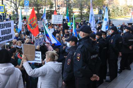 Хабаровск. Полицейские и участники несанкционированного митинга в поддержку бывшего губернатора Хабаровского края Сергея Фургала, арестованного по делу об организации убийств и попытки убийства. Митинг прошел у здания правительства Хабаровского края.