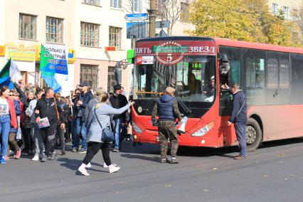 Хабаровск. Шествие участников несанкционированного митинга в поддержку бывшего губернатора Хабаровского края Сергея Фургала, арестованного по делу об организации убийств и попытки убийства.