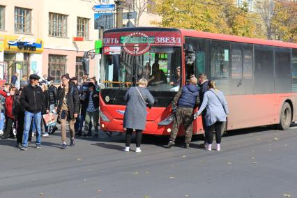 Хабаровск. Шествие участников несанкционированного митинга в поддержку бывшего губернатора Хабаровского края Сергея Фургала, арестованного по делу об организации убийств и попытки убийства.