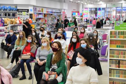 Москва. Презентация книги Тони Сальниковой `Тонкая штучка`в магазине `Читай-город` в ТЦ `Европейский`.