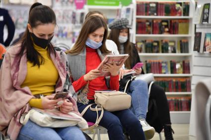 Москва. Во время презентации книги Тони Сальниковой `Тонкая штучка`в магазине `Читай-город` в ТЦ `Европейский`.