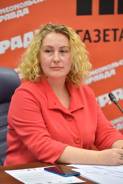 Москва. Начальник отдела рыбоводства ФГБУ `Главрыбвод` Наталья Пукова во время круглого стола на тему `Как сохранить и восстановить водное биоразнообразие России?`в ИД `Комсомольская правда`.