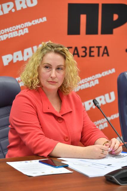 Москва. Начальник отдела рыбоводства ФГБУ `Главрыбвод` Наталья Пукова во время круглого стола на тему `Как сохранить и восстановить водное биоразнообразие России?`в ИД `Комсомольская правда`.
