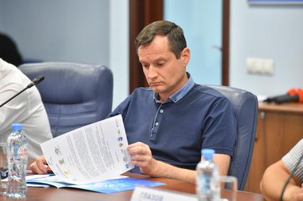 Москва. Заместитель председателя комитета по экологии Общественной палаты РФ Владислав Жуков во время круглого стола на тему `Как сохранить и восстановить водное биоразнообразие России?`в ИД `Комсомольская правда`.