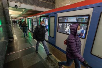 Москва.  Пассажиры в метро в защитных масках.