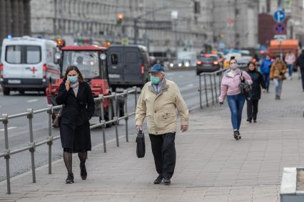 Москва.  Прохожие в защитной маске на улице.