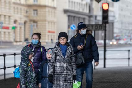 Москва.  Прохожие в защитной маске на улице.