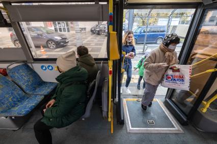 Москва. Пассажиры в защитных масках в общественном транспорте.