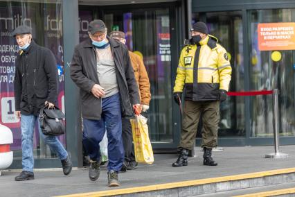 Москва.  Мужчины в защитной маске на улице.