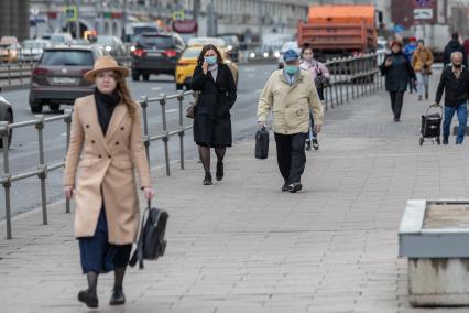 Москва.  Прохожие в защитной маске на улице.