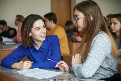 Белоруссия. Минск. Студенты на лекции в аудитории.