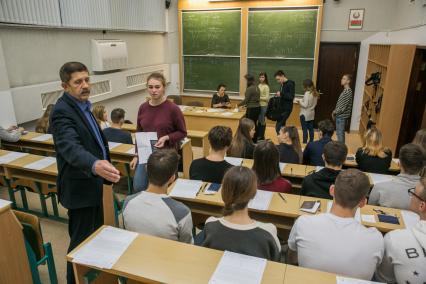 Белоруссия. Минск. Студенты сдают зачет в аудитории