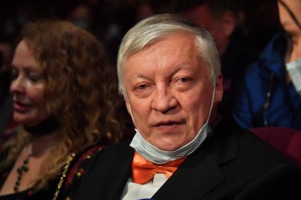 Москва. Шахматист, заместитель председателя комитета Госдумы РФ по международным делам Анатолий Карпов на премьере мюзикла `Шахматы` в Московском Дворце молодежи.
