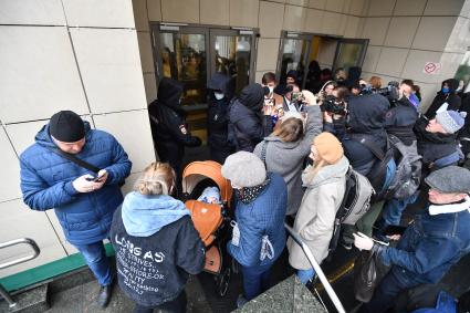 Москва. Перед зданием Московского городского суда, где пройдет рассмотрение апелляционной жалобы на приговор актеру Михаилу Ефремову по делу о ДТП со смертельным исходом.