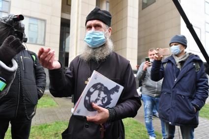Москва. Священнослужитель перед зданием Московского городского суда, где пройдет рассмотрение апелляционной жалобы на приговор актеру Михаилу Ефремову по делу о ДТП со смертельным исходом.