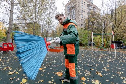 Москва. Корреспондент `Комсомольской правды` Андрей Абрамов устроился дворником в управляющую компанию `Жилищник` в московском районе Свиблово.