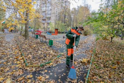 Москва. Корреспондент `Комсомольской правды` Андрей Абрамов устроился дворником в управляющую компанию `Жилищник` в московском районе Свиблово.