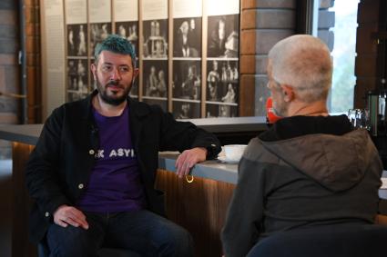 Москва. Дизайнер Артемий Лебедев и художественный руководитель МХАТ имени Горького Эдуард Бояков ( справа) во время программы радио КП `Русская правда` в театре МХАТ имени Горького.